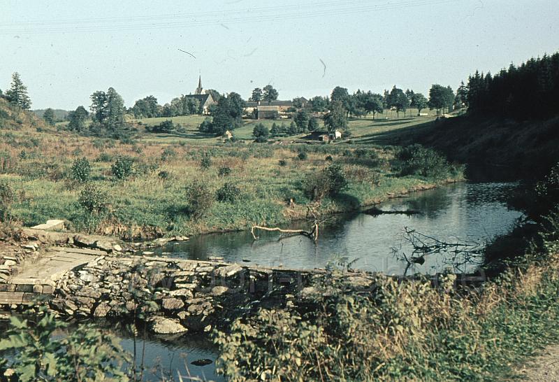 neu (9).jpg - Die Trieb, Wehranlage für die Gansmühle, im Hintergrund Altensalz mit der Quelle unterhalb